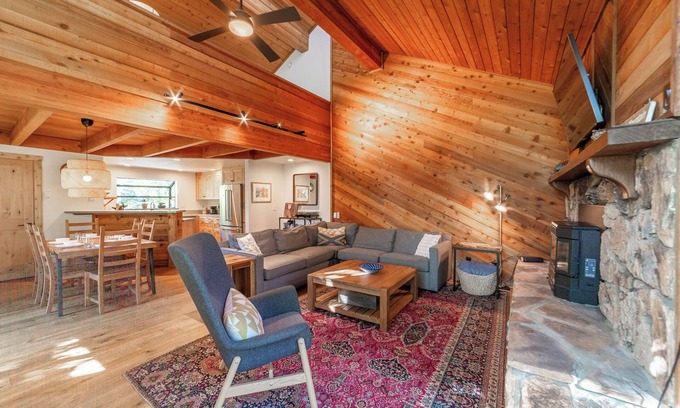 Mammoth Lakes Casa | Modern Mountain Townhome, Views, Pool & Spa 581