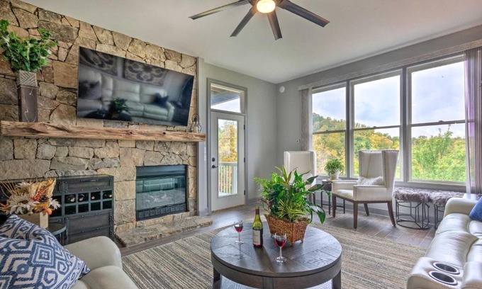 Mountain Air Apartamento | Modern Mountain-View Smokies Retreat with Balcony