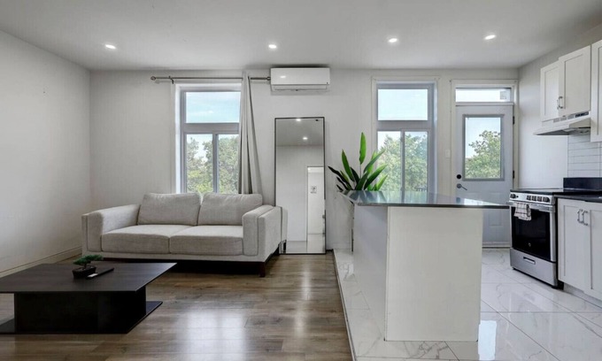 Cote-Des-Neiges—Notre-Dame-De-Grace Apartamento | Modern MTL Getaway– A Sleek NDG Escape