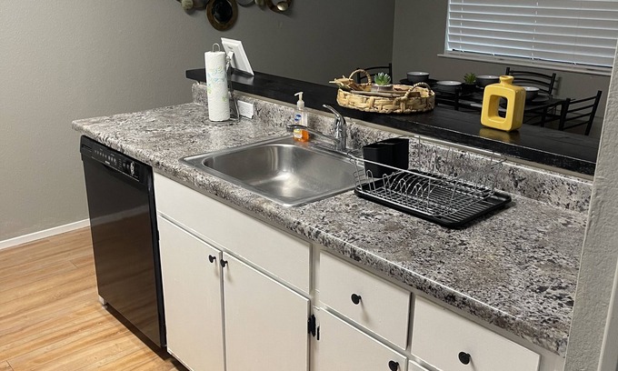 South Natomas Condominio | Modern Natomas Gem: Sleeps 5 with access to Gym/Pool.