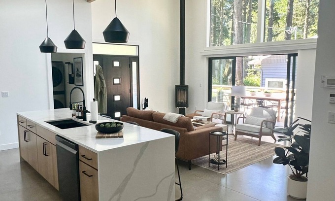 Downtown Cannon Beach Casa | Modern New Build Pet Friendly 3BR 2BA home w/ Hot Tub, Fire Pit & Coffee Bar Easy Walk to Beach