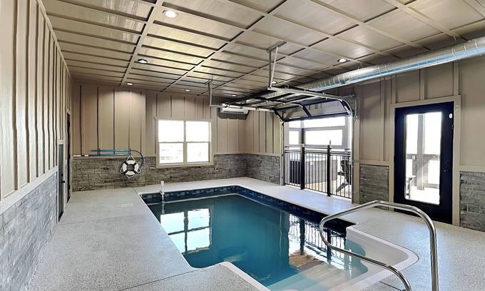 Gatlinburg - Pigeon Forge Cabina | Modern New-Built Cabin in Smoky Cove, Pet-Friendly w. Pool + Hot Tub!