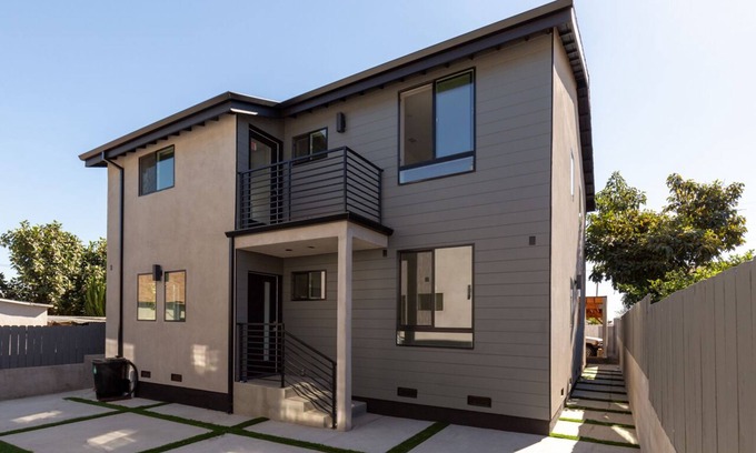 Los Angeles Casa | Modern new-built home next to Downtown Los Angeles and Art's district!