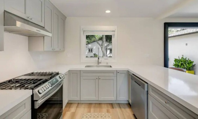 Claremont Casa | Modern NEW home by Colleges - free parking, WiFi