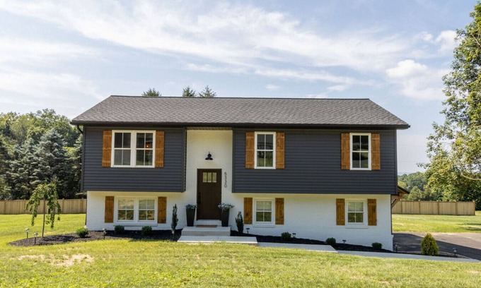 New Holland Casa | Modern~Newly renovated * hot tub * game room