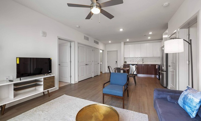 Downtown Louisville Apartamento | Modern Nulu 2BR CozySuites 08