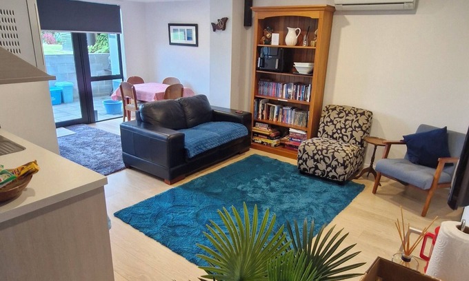 Oakura Apartamento | Modern Oakura 2 Bedroom Apartment 2 mins walk to beach 5 mins walk to village