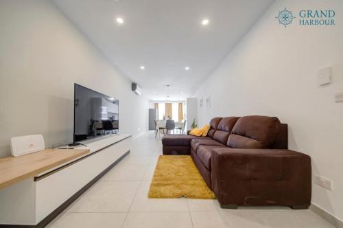 San Gwann Apartamento | Modern Oasis Luxe with BigYard