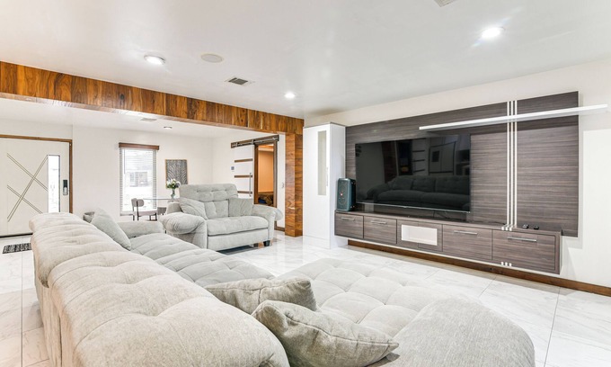 Southbelt/Ellington Casa | Modern Oasis w/ Outdoor Lounge in Houston!