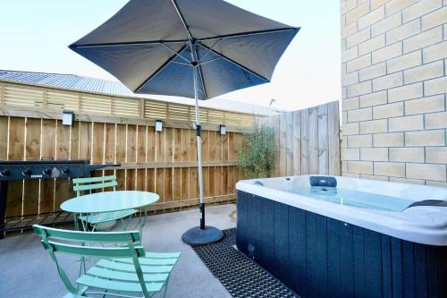 Hamilton Casa | Modern Oasis with Spa close to shopping centres