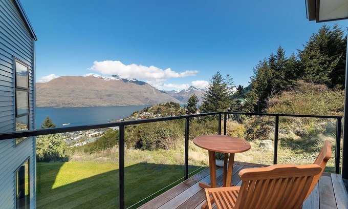 Fernhill Casa | Modern One Bedroom Apartment with Lake View