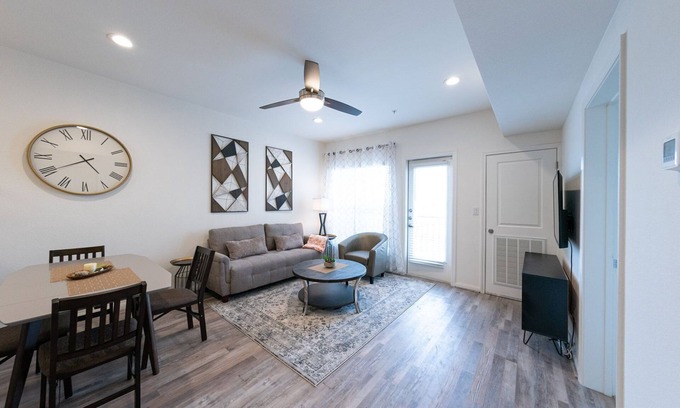 Katy Condominio | Modern One Bedroom + Study private condo unit|2P