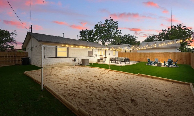 Irving Casa | Modern Open-Concept | 4-BD/3-BA with Backyard