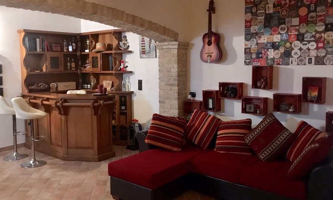 Numana Apartamento | Taberna moderna de espacios abiertos, con uso compartido del jardín.