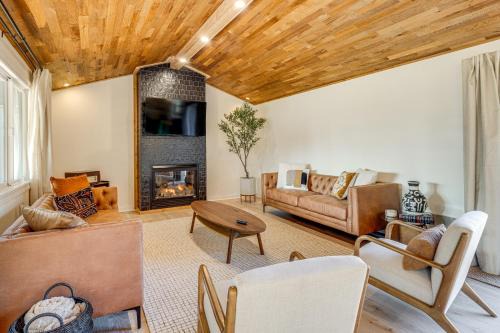 Tierra Del Mar Casa | Modern Oregon Cottage with Hot Tub Walk to Beach!