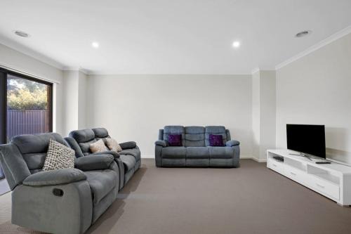 Pakenham Casa | Modern Pakenham Family Home near Lakeside