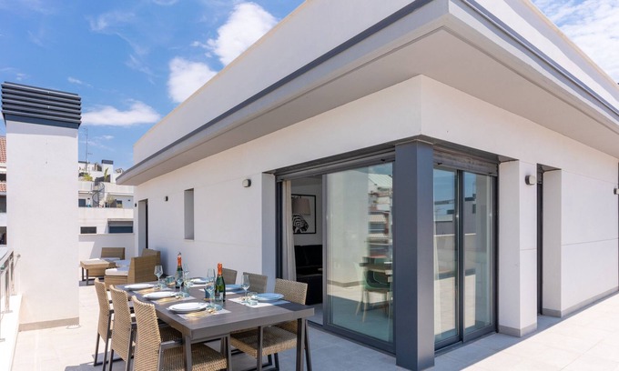 Vallpineda Apartamento | Moderno Ático Chicago en Sitges con azotea