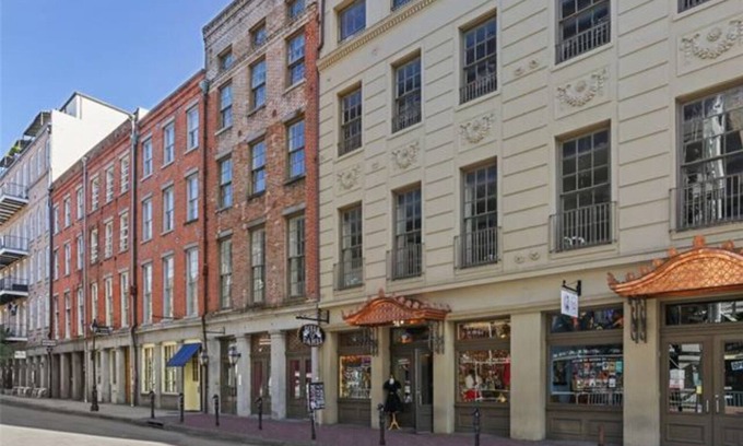Central Business District Condominio | Modern penthouse condo in the beautiful French Quarter.