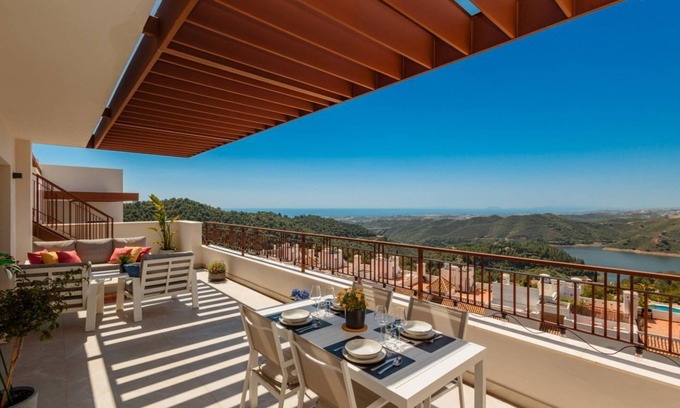 Istan Apartamento | Atico moderno cerca de Puente Romano con vistas al mar