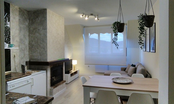 Jaca Apartamento | Ático moderno con piscina, 2 hab, estacionamiento y trastero en Jaca