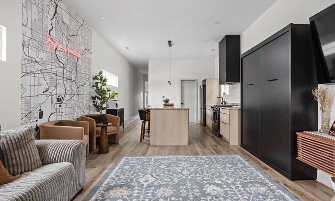 Indianapolis Casa | The Metro House - Modern Cozy & Pet Friendly