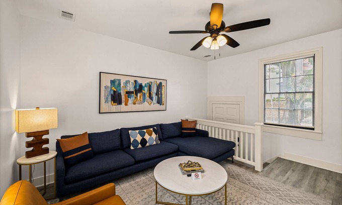 Historic Downtown Savannah Apartamento | Modern Pet-friendly Escape Steps to Forsyth Park by Lucky Savannah