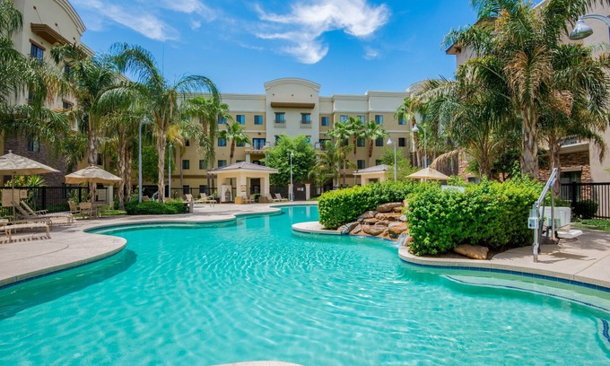 Glendale Sports and Entertainment District Apartamento | Modern Phoenix Suite + Walk to Gila River Arena | Piscina climatizada al aire libre