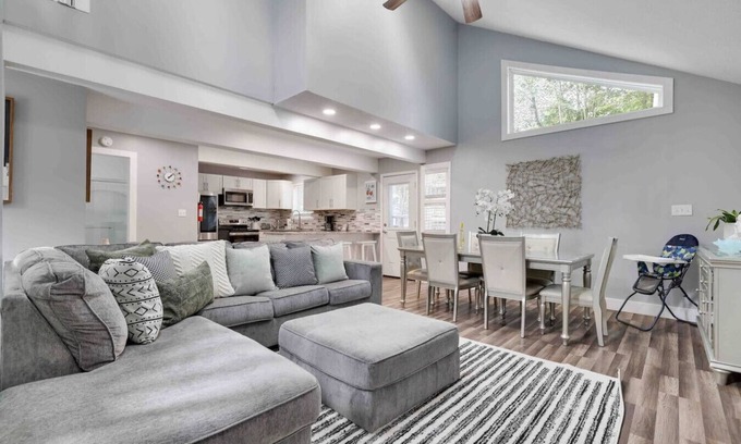 Tobyhanna Casa | Modern Poconos Central Cozy 5BR Home - Game Room