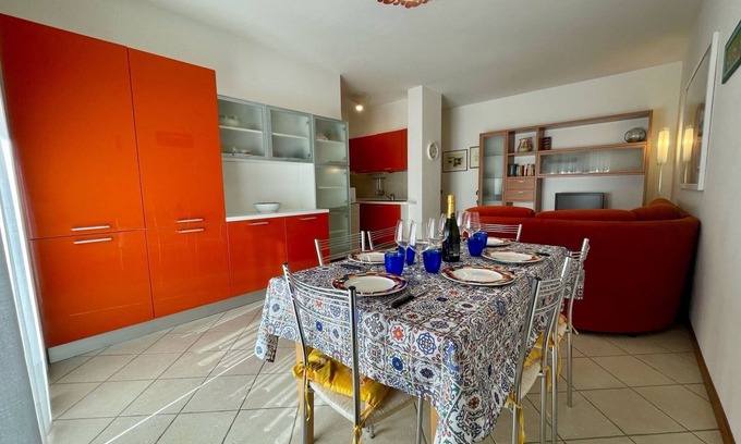 Porto Santa Margherita Apartamento | Moderna estancia junto a la piscina con balcón.