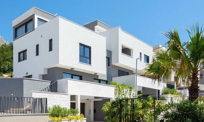 Podstrana Villa | Modern poolside villa in Podstrana near Split