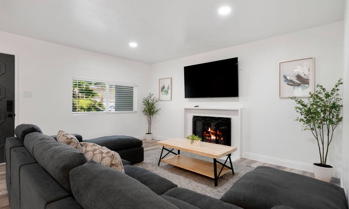 Citrus Heights Casa | Modern Pristine Comfortable 3BD/2BA Home W/ POOl