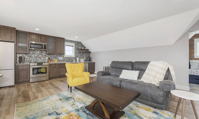 Concord Apartamento | Modern Private Getaway with Lake Views