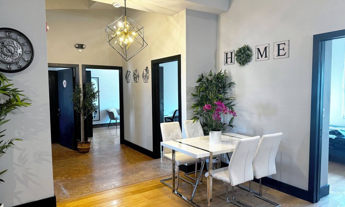 Englewood Apartamento | Modern Private Red Bedroom