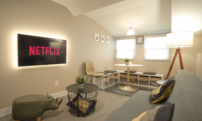 East Pasadena Casa | Modern Private Unit - Mins away from Everything in Pasadena!