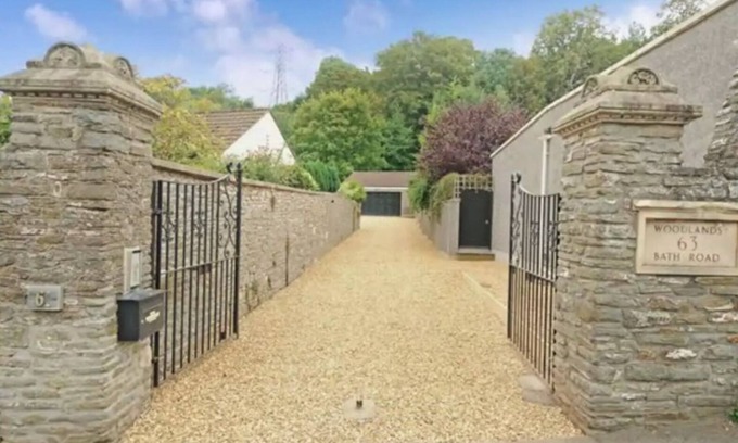 Upton Cheyney Casa | Modern Property with Indoor Swimming Pool