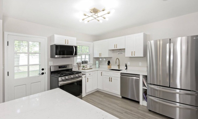 Euclid Casa | Modern Ranch 15 min to Downtown & Hospitals