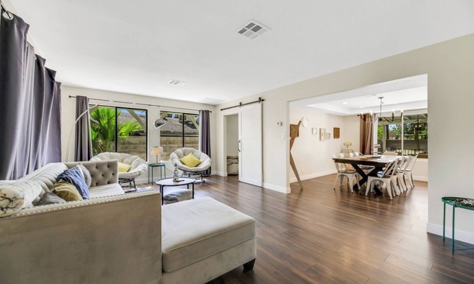 Rancho Oakey Casa | Modern Ranch 7 Bedroom House close to strip