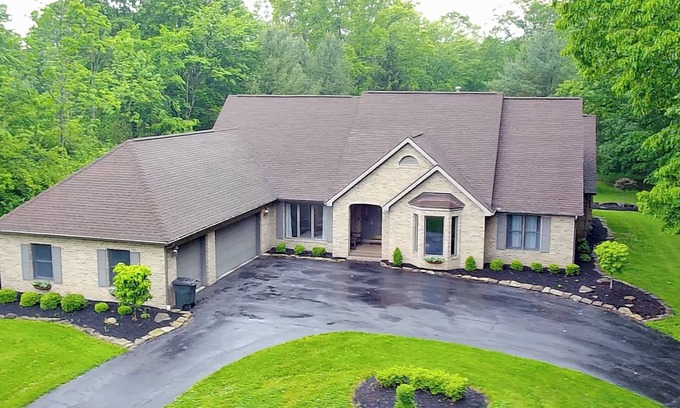 Hubbard Casa | Modern Ranch in Hubbard with arcade, game room, gym, sauna & MORE!