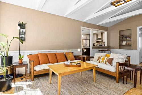 Northeast Raleigh Casa | Modern Rancher in the Woods