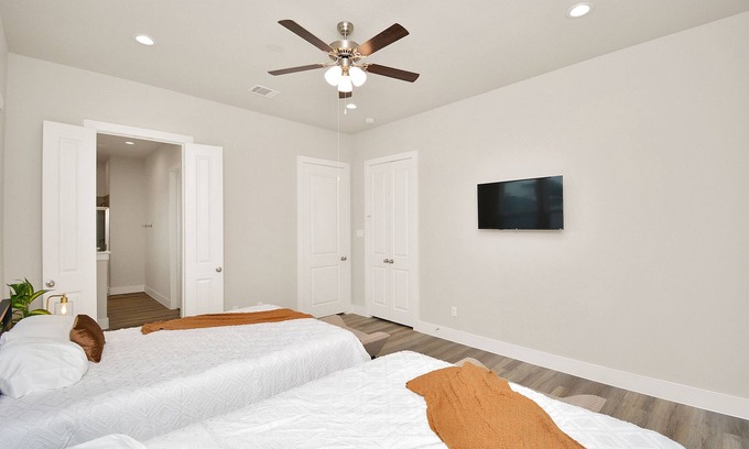 Spring Branch Central Casa | Modern, Relaxing Home in HTX - Sleeps 10+ Guests!