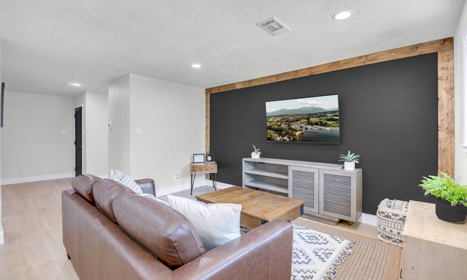 Brazoria Apartamento | Modern Remodeled Clean Quiet apt 1 king 1 Queen washer dryer onsite