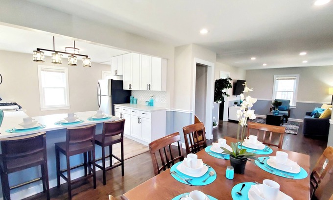 St. Charles Casa | Modern Remodeled Quiet 4 Bedroom 2 Bathroom Home in the heart of St. Charles