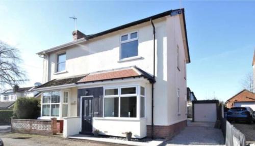 North Ferriby Casa | Modern, renovated 3 bed home near railway station