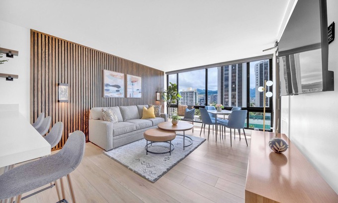 Waikiki Condominio | NEW LISTING 2023 Modern Renovated Condo - 1 block to beach, free parking!