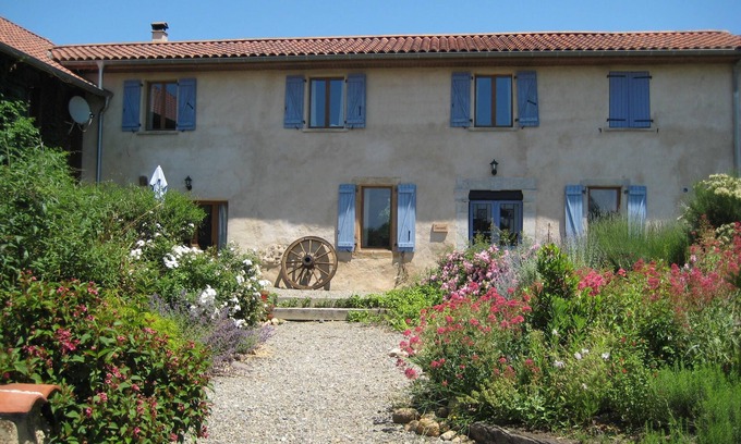 Thuy Otro | Familia y granja amigable para mascotas; Servicios modernos y excelentes vistas de los Pirineos.