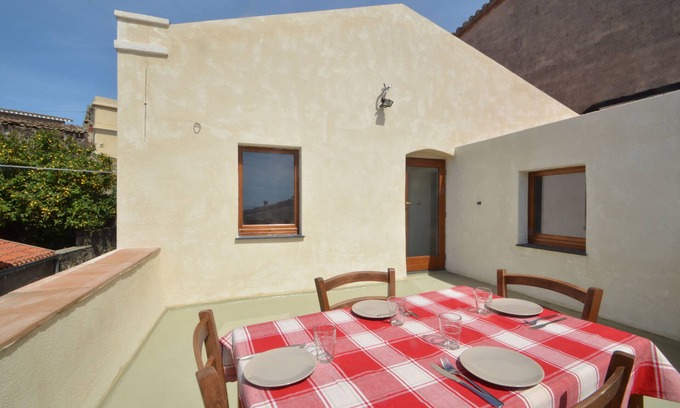 Seneghe Casa | Moderna casa de vacaciones renovada con terraza panorámica, cerca del mar y la montaña.