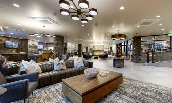 Park City Condominio | Modern resort condo with pool, hot tub, rolling foothill views + shuttle
