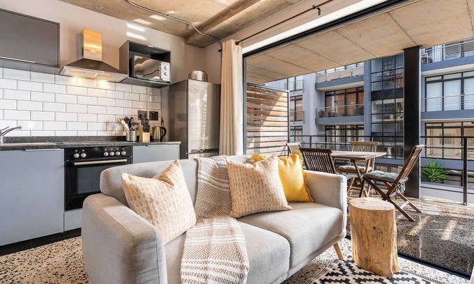 West Beach Apartamento | Modern Retreat | 5 Min Walk to Blouberg Beach