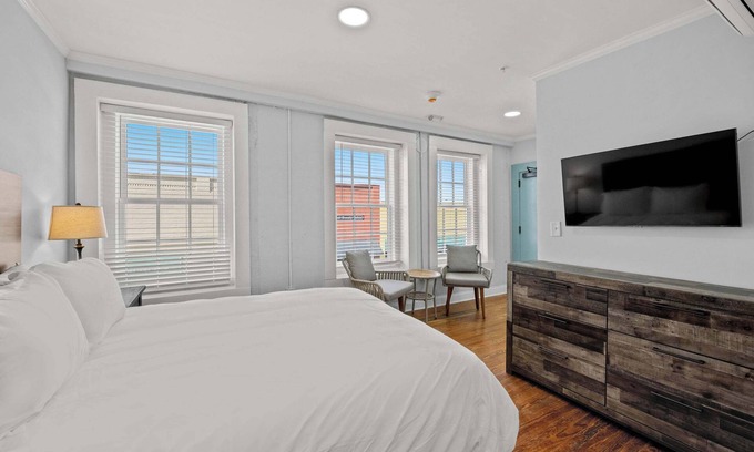 Conway Condominio | Modern Retreat in the Heart of Conway
