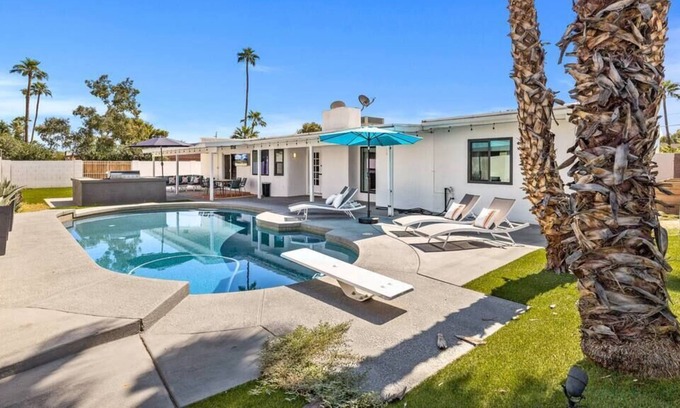 Raskin Estates Casa | Modern Retreat Minutes from Shopping Dining & Golf